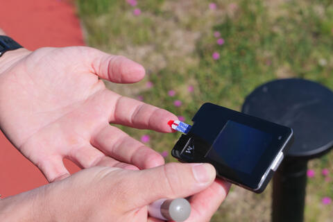 Laktat dannes i musklene dersom musklene ikke får tilstrekkelig med oksygen. Jo hardere den fysiske belastningen er, desto mer laktat produseres. Når kroppen ikke klarer å transportere bort den mengden laktat som dannes, blir muskulaturen stiv. 